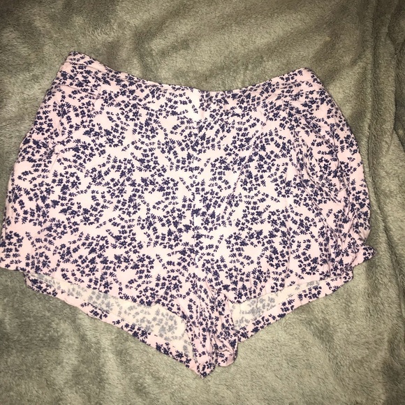 Flowy shorts with pockets - Picture 2 of 3